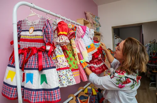 Do tecido à tradição: o encanto das roupas juninas infantis feitas à mão