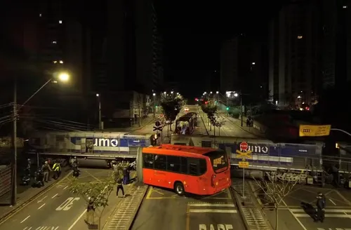 Ônibus biarticulado parte ao meio após colisão com trem em Curitiba