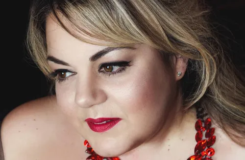 Soprano brasileira é condecorada pelo rei Charles 3º com mesmo título dado a Adele e Ed Sheeran