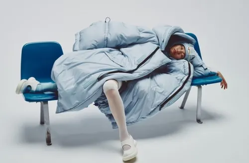 “Traje do sono” usa tecnologia para facilitar dormir em qualquer lugar