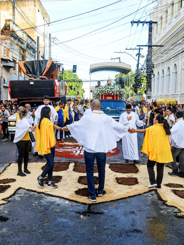 Procissão de Corpus Christi leva milhares de fiéis às ruas do Centro de Maceió