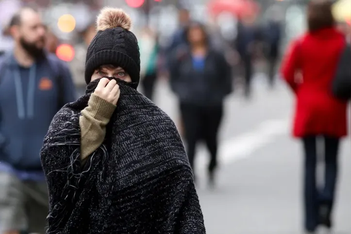 Pedestres se protegem do frio na região da Avenida Paulista, em São Paulo