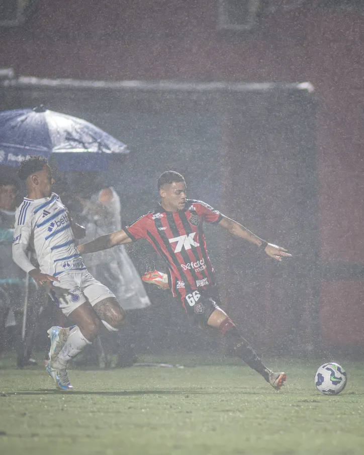 Lateral-esquerdo alagoano tem 19 anos de idade