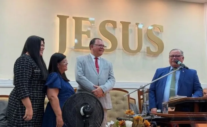 Pastor Jairo Teixeira (centro) tomou posse na sexta-feira (13), na AD Coruripe