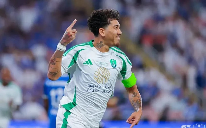 Firmino comemora gol pelo Al-Ahli na Champions Asiática