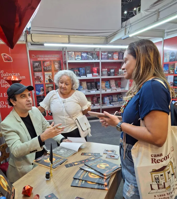 Psicólogo Melquisedeque Carlos autografa novo livro na Bienal do Rio