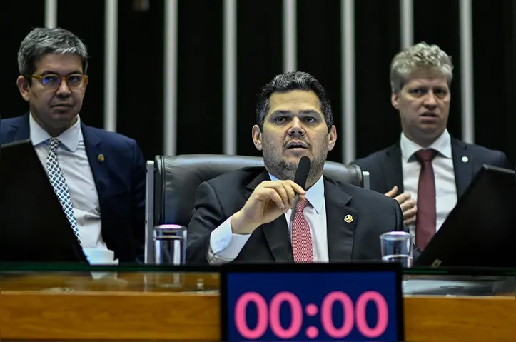 Pedido foi assinado por 44 senadores e 249 deputados