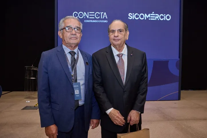 O presidente da Fecomércio-AL, ADEILDO SOTERO (esquerda), participou em Brasília do Conecta e do Sicomércio 2025, onde entregou pessoalmente ao presidente da CNC, JOSÉ ROBERTO TADROS, uma cópia da lei que institui o Dia do Sistema S em Alagoas.