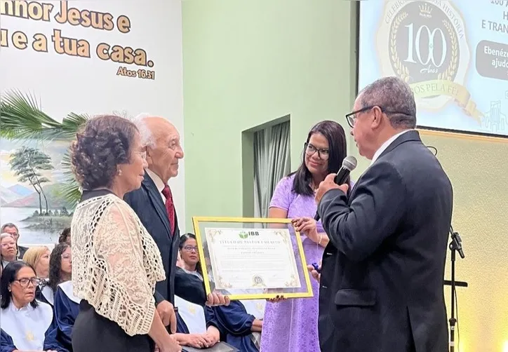 Eziquiel Pereira entrega o título ao pastor emérito da igreja