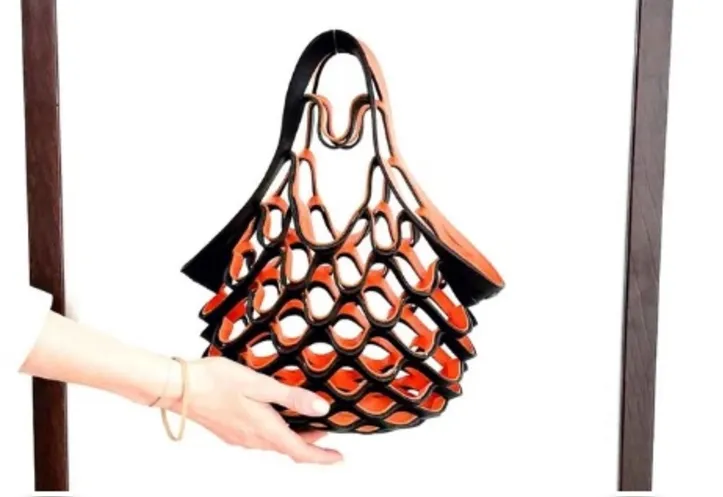 Imagem ilustrativa da imagem Bolsa que se adapta à superfície é destaque de marca emergente