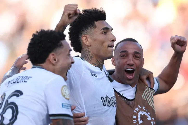 Igor Jesus comemora o gol feito por ele na vitória do Botafogo