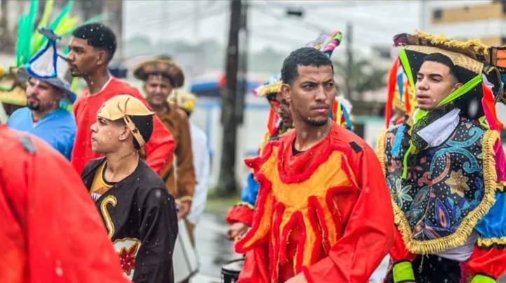 Imagem ilustrativa da imagem Bumba Meu Boi encanta público em cortejo popular e é tema de exposição em Maceió