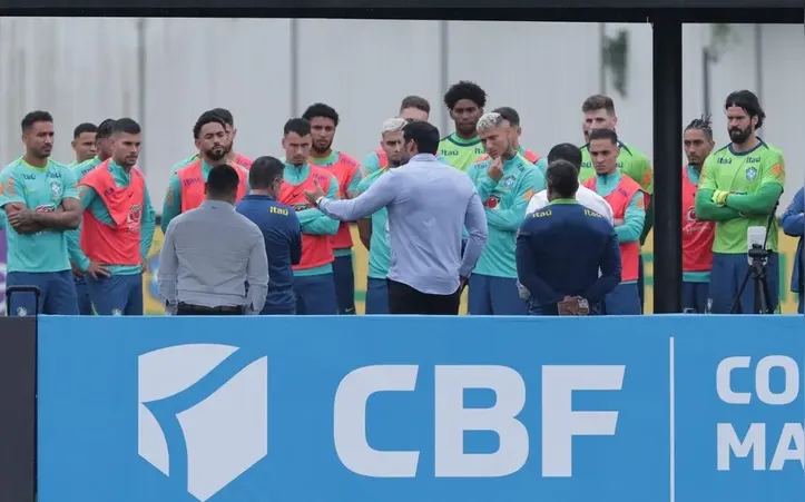 Samir Xaud visita Ancelotti e jogadores antes de jogo do Brasil