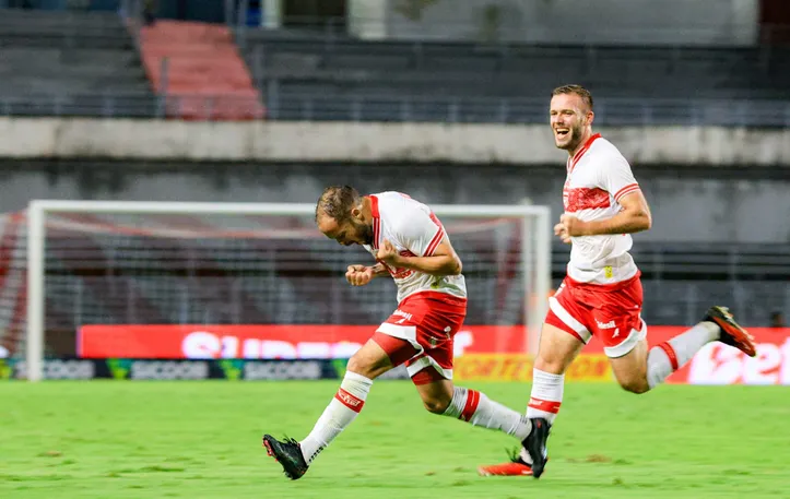 Baggio (à frente) fez dois gols para o CRB contra o Novorizontino