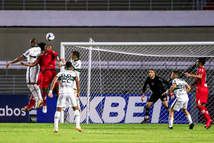 CRB e Coritiba vão se enfrentar na noite desta quinta-feira, pela 16ª rodada da Série B do Brasileiro