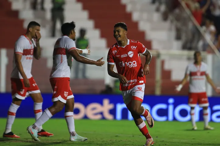 CRB até pressionou, mas não acertou o pé e perdeu para o Vila Nova, que comemorou a boa vitória