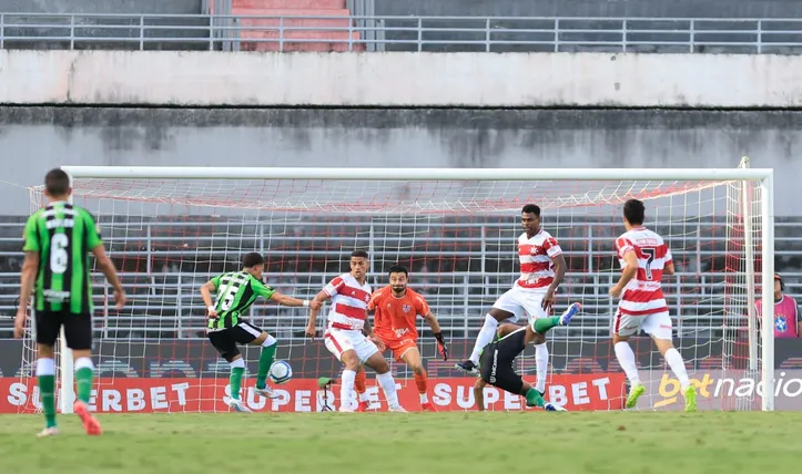 CRB e América-MG durante partida pela Série B de 2024, quando o Galo venceu por 2x1, no Rei Pelé