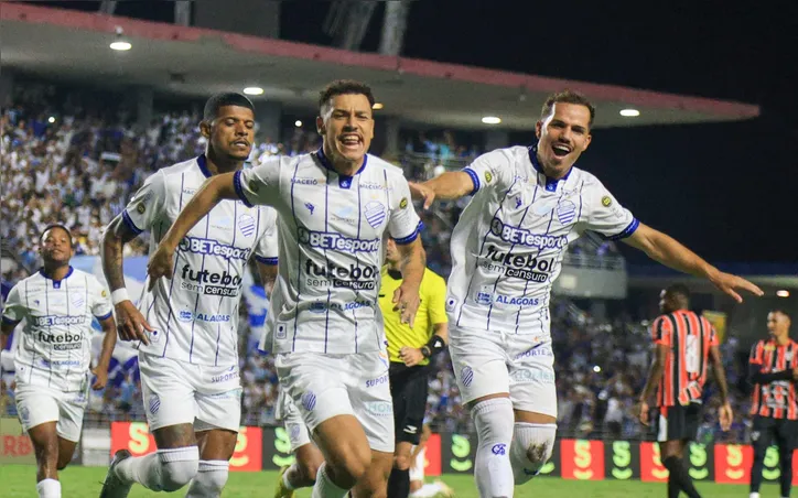 Jogadores do CSA comemoram gol e vitória azulina por 2 a 1