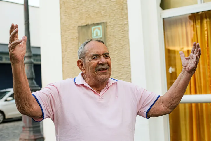 Aos 85 anos, autor lança 8º romance e explora, com humor e carnaval, o labirinto das memórias urbanas