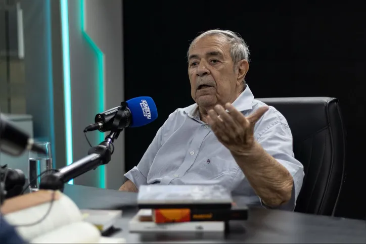 Escritor fala da sua relação com a literatura e a memória, além de refletir sobre a vida e a Maceió que insiste em deixar de lado suas histórias