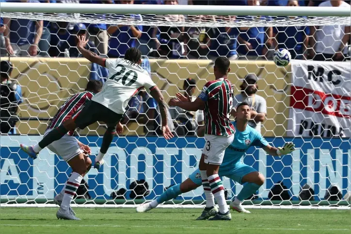 João Pedro (20) chuta para marcar seu segundo gol sobre o Flu