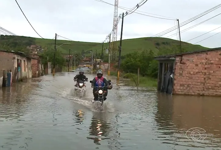 Em São Luís do Quitunde, Rio Santo Antônio transbordou