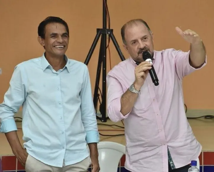 Prefeito Marcos Silva (esq.) rompeu com antigos aliados, como o deputado Antônio Albuquerque