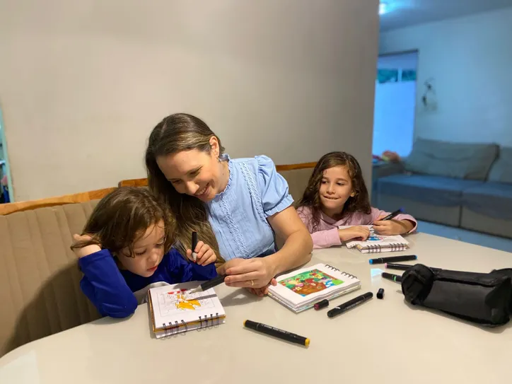 Karen e os filhos Bárbara e Audy fortaleceram os vínculos após prática de colorir livros