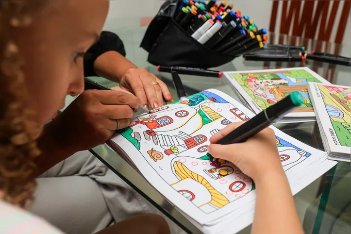Cheios de detalhes, livros de colorir exigem atenção e paciência