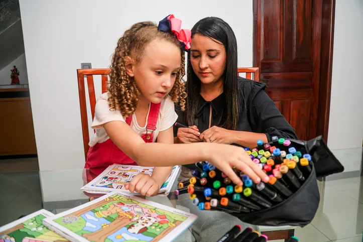 Priscila e Lillian, mãe e filha, costumam pintar juntas