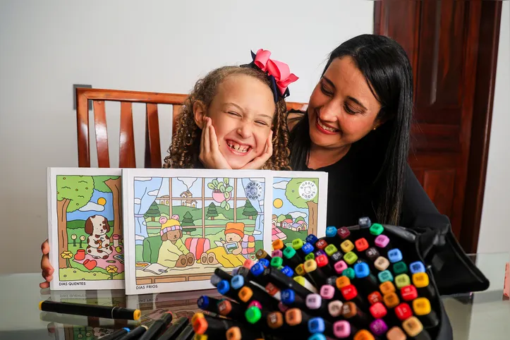 Livros de colorir viraram os queridinhos de mães e filhos