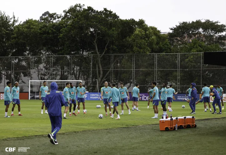 Jogadores da Seleção Brasileira durante a preparação para a partida válida pelas Eliminatórias