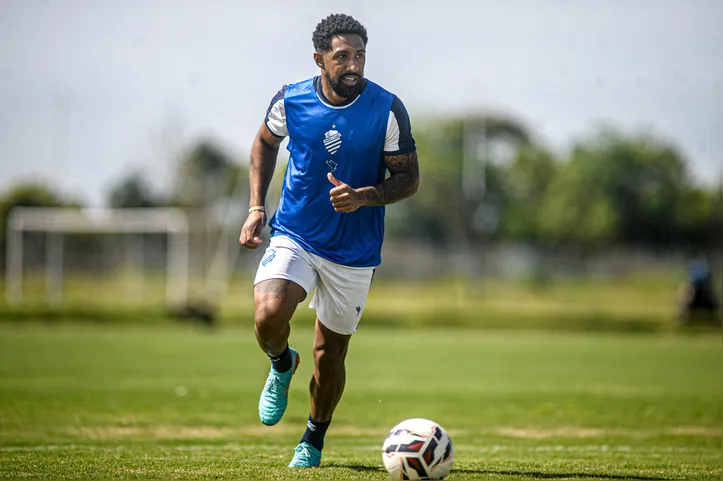Lateral-direito Vidal já está de volta aos treinamentos no Azulão