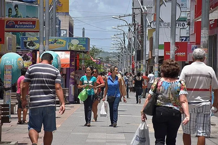 Comércio de Maceió é movimentado por procura de roupas e acessórios juninos