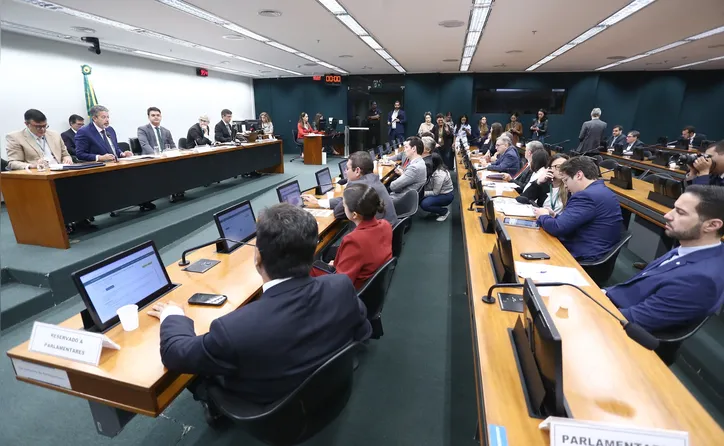 Imagem ilustrativa da imagem Comissão aprova projeto que amplia isenção do IR para R$ 5 mil
