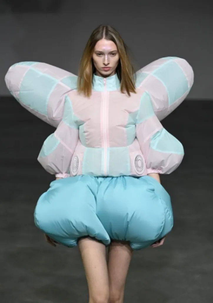 Imagem ilustrativa da imagem Contra o calor, roupas com ventilador ganham espaço em coleção de moda