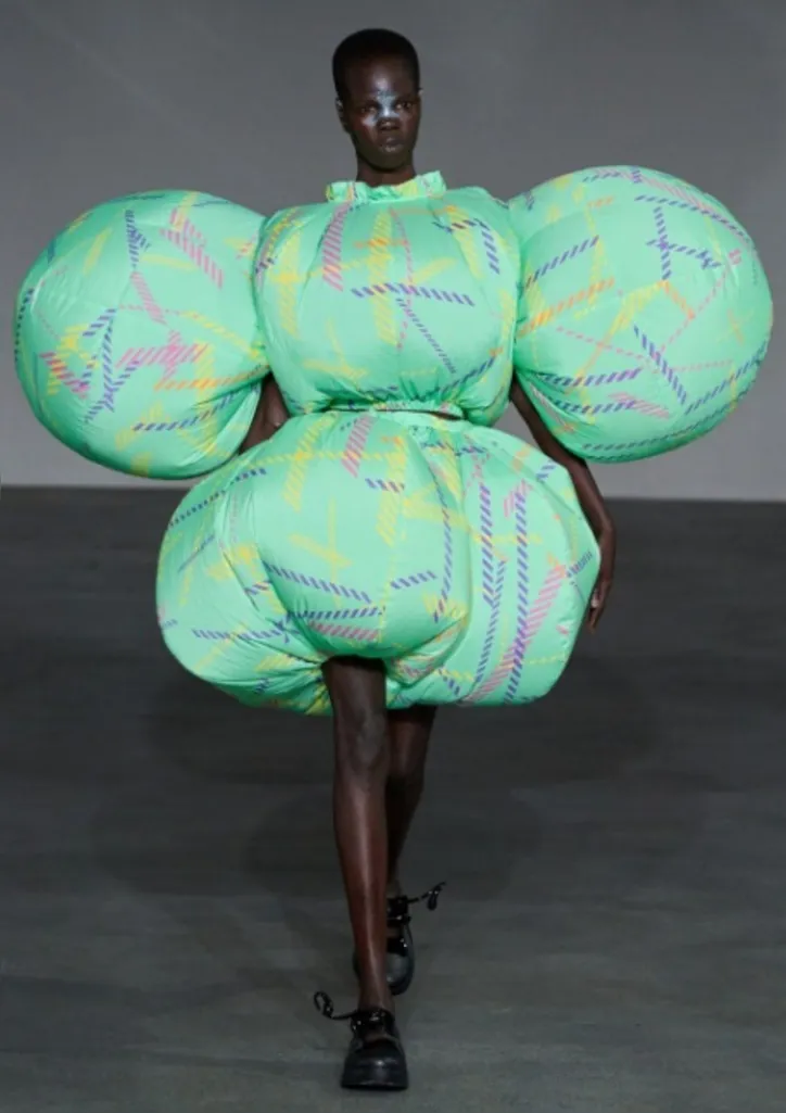 Imagem ilustrativa da imagem Contra o calor, roupas com ventilador ganham espaço em coleção de moda