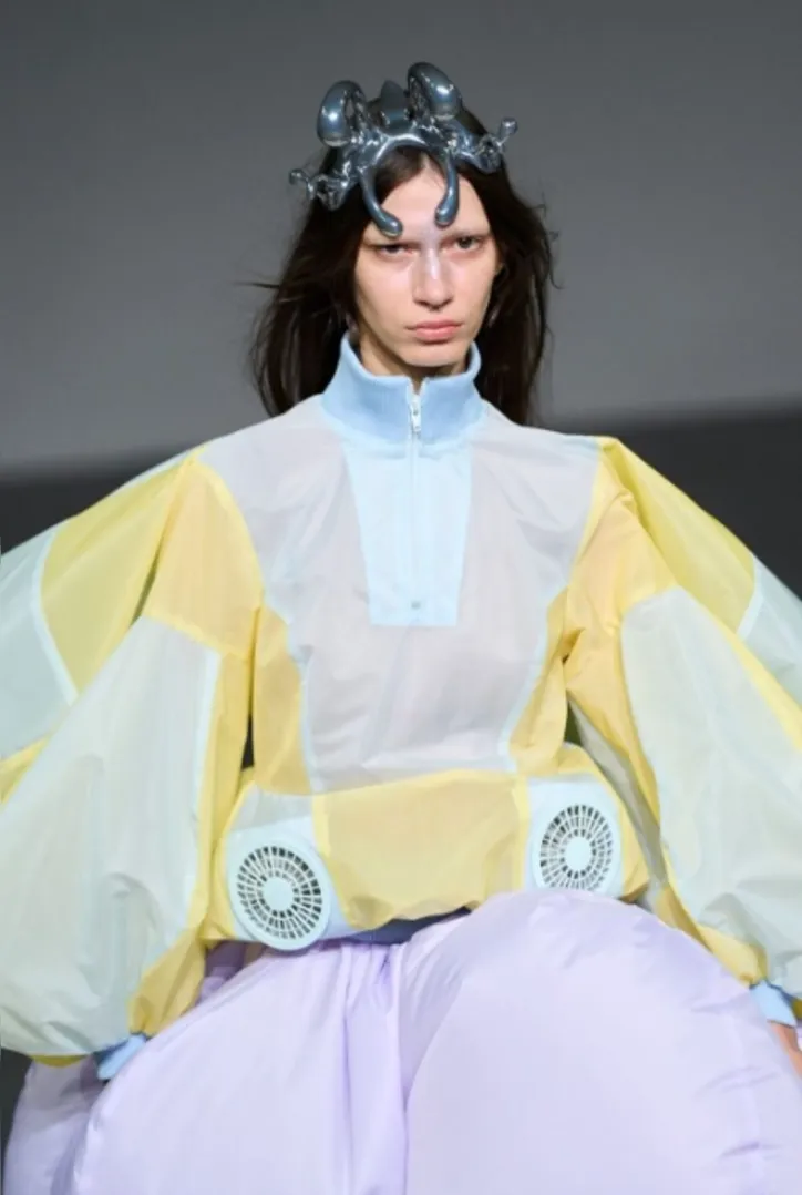 Imagem ilustrativa da imagem Contra o calor, roupas com ventilador ganham espaço em coleção de moda