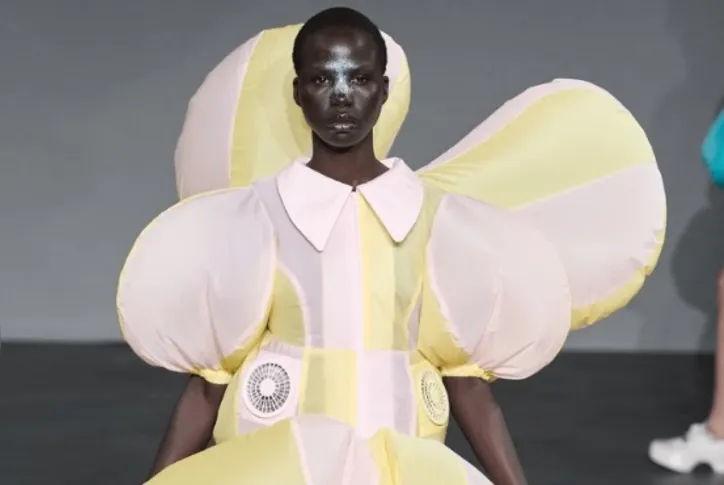 Imagem ilustrativa da imagem Contra o calor, roupas com ventilador ganham espaço em coleção de moda