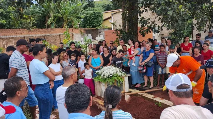 Corpo de criança morta pelo pai major da PM é sepultado em Palmeira dos Índios