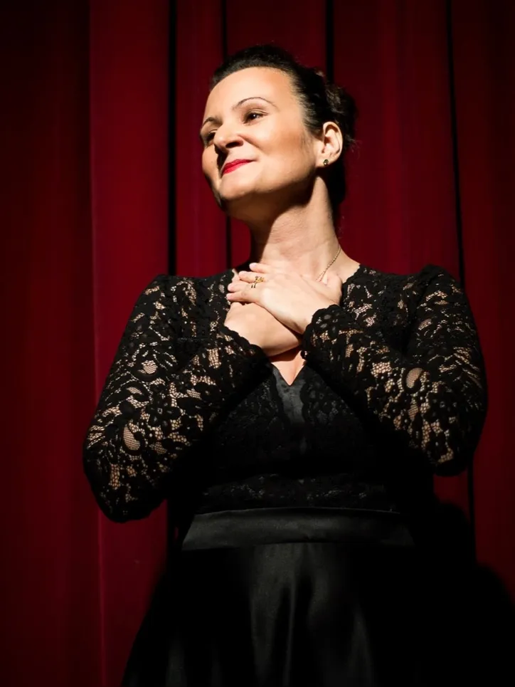 Imagem ilustrativa da imagem Ana Gal celebra 10 anos do espetáculo Piafiana no Theatro Homerinho