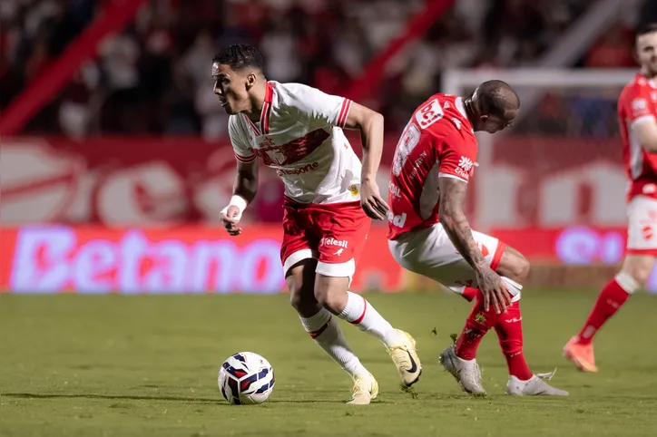 Lance do jogo entre Vila Nova e CRB