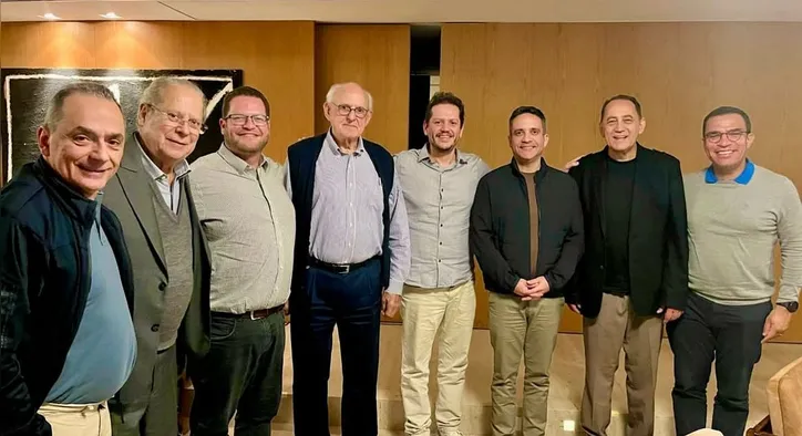 O Governador PAULO DANTAS, acompanhado do secretário VITOR PEREIRA, durante encontro em São Paulo ao lado do ex-ministro JOSÉ DIRCEU, do ex-presidente do STF NELSON JOBIM e do ex-presidente da Câmara JOÃO PAULO CUNHA, entre outros amigos. Na pauta do encontro, temas como política, democracia e o futuro do Brasil