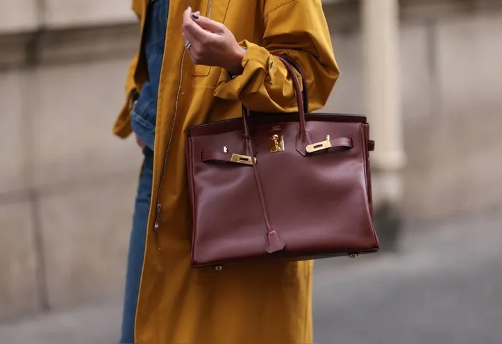 Imagem ilustrativa da imagem Deles para elas: 4 itens de moda feminina que começaram masculinos