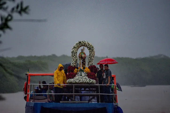 Paróquia São Pedro realizou a procissão fluvial, no último dia 29