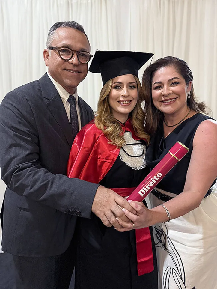 Imagem ilustrativa da imagem Diploma: Camila Marques na programação dos formandos em Direito da UFAL