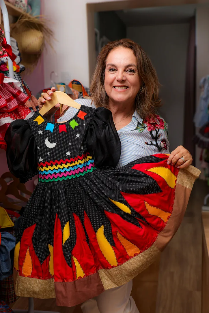 Vestido batizado de 'noite de São João' atendeu ao desejo de uma mãe