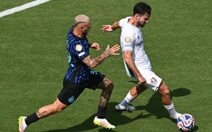 Fluminense em disputa de bola com a Inter de Milão, nas oitavas
