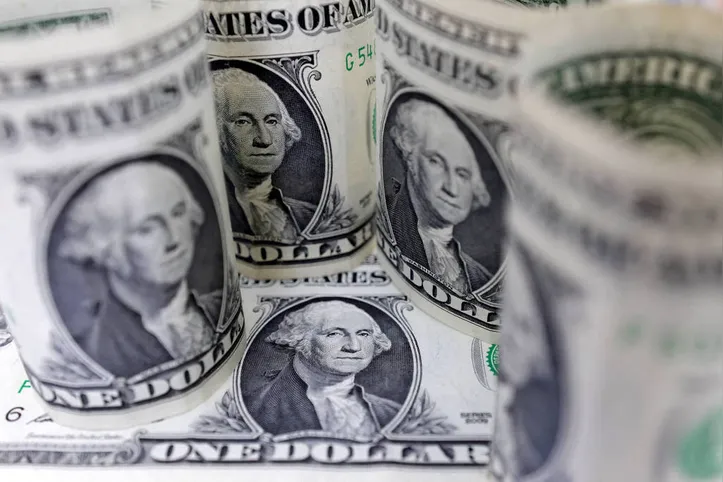 A queda da divisa segue na esteira da fraqueza do dólar no exterior