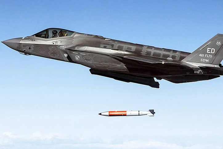 Caça F-35 americano lança bomba nuclear B61 desarmada em teste
